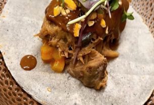 Taco-de-maíz-morado-con-carrilleras-al-chocolate-hueso-madrid