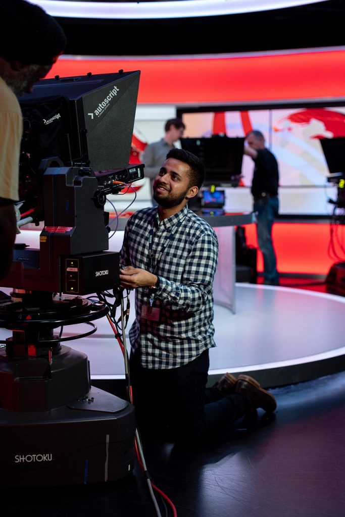 como-contactar-con-juan-y-medio