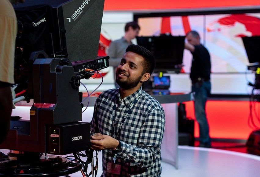 como-contactar-con-juan-y-medio